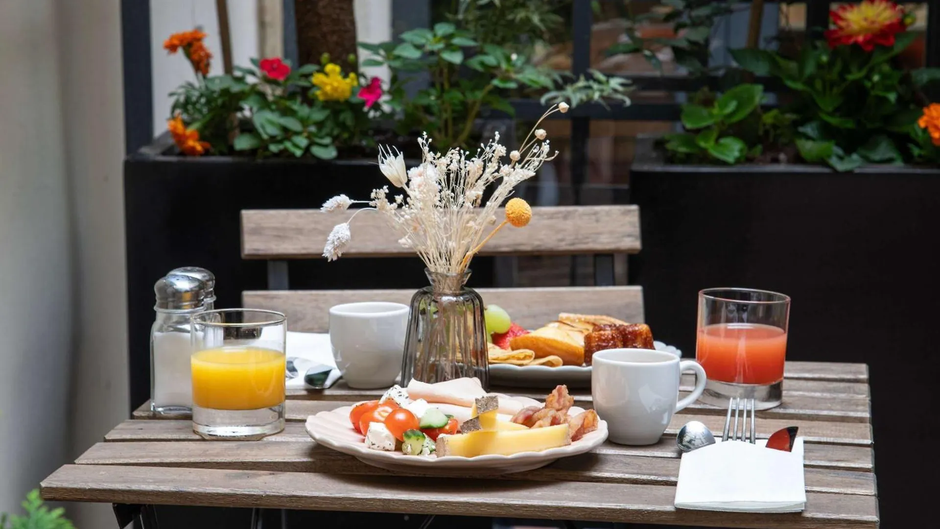 Mercure Paris Montparnasse Raspail Hotel