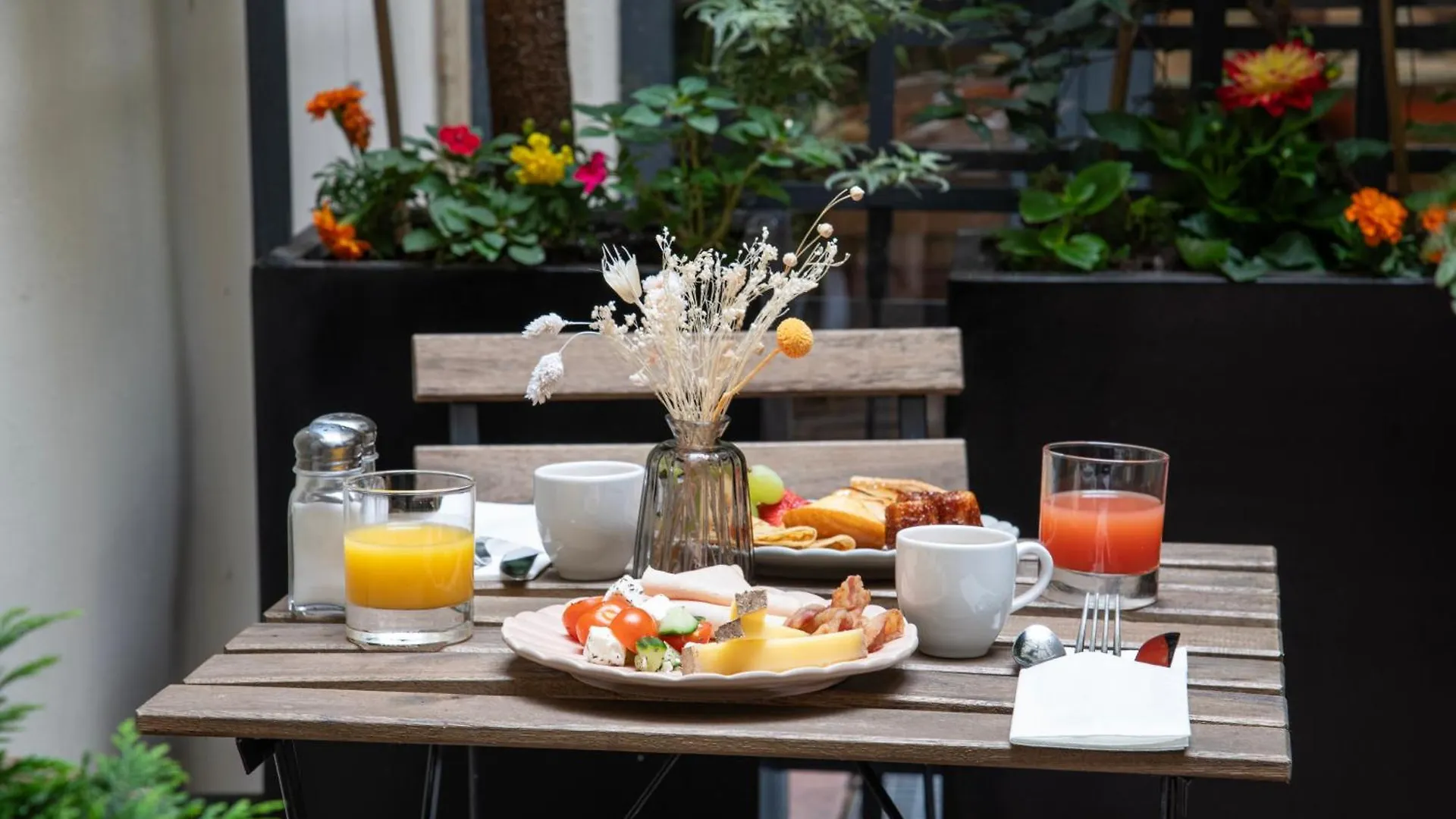 Mercure Paris Montparnasse Raspail Hotel